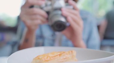 Gıda blogger Asyalı kadın kafede masada otururken fotoğraf tatlı, ekmek ve içecek için kamerayı kullanarak. Yaşam tarzı güzel kadınlar sakin kafe concepts.