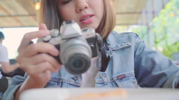 Food Blogger Donna Asiatica Utilizzando Fotocamera Dessert Foto Pane Bevande — Video Stock