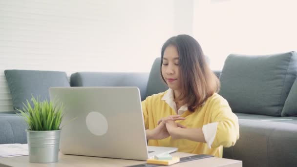 Biznes Kobieta Freelance Rozciąganie Jej Ciało Czuć Zmęczony Pracy Laptopie — Wideo stockowe