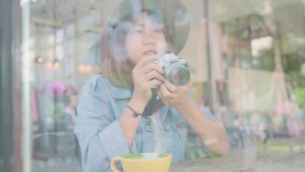 Mat Bloggare Asiatisk Kvinna Med Kamera För Foto Efterrätt Bröd — Stockvideo