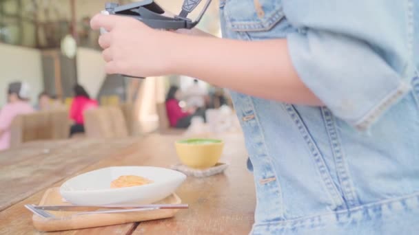 Foodbloggerin Asiatische Frau Mit Kamera Für Foto Dessert Brot Und — Stockvideo