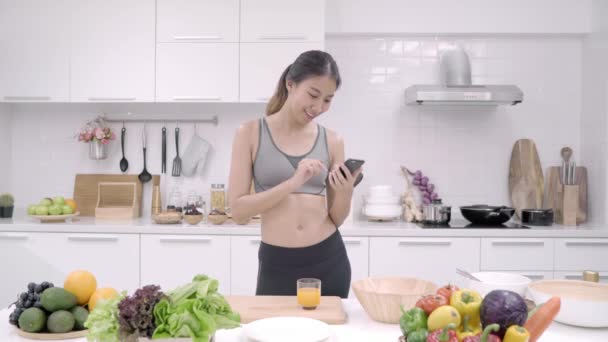 Junge Asiatische Bloggerin Mit Smartphone Zum Reden Chatten Und Checken — Stockvideo