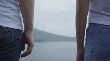 Uzun yürüyüşe çıkan kimse backpacker çift macera hissi özgürlük yağmurlu günde göl yakınındaki ormanda yürüyüş hiking. Yaşam tarzı çift seyahat relax romantik zaman kavramı kullanma.