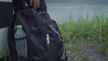 Uzun yürüyüşe çıkan kimse backpacker adamın macera hissi özgürlük yağmurlu günde göl yakınındaki ormanda yürüyüş hiking. Yaşam tarzı erkekler seyahat rahatla kavramı. 