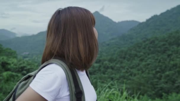 Hiker backpacker woman on hiking adventure feeling freedom walking in forest near lake in rainy day. Lifestyle women travel relax concept. — Stock Footage Hiker Backpacker Woman Hiking Adventure Feeling Freedom Walking Forest Lake Royalty Free Stock Footage