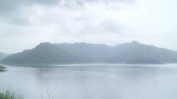 徒步旅行者背包客在徒步探险中感受到在雨天在湖边森林中行走的自由 生活方式女性旅行放松概念 — 图库视频影像