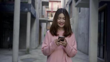 Yavaş hareket - yön için smartphone kullanarak ve Pekin, Çin mahallesinde, seyahat ederken konumu harita üzerinde arıyorsunuz Asya Turizm blogger kadın. Yaşam tarzı sırt çantası turizm seyahat tatil kavramı.