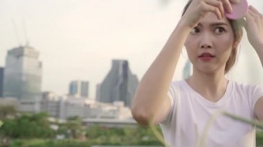 Şehir şehir Caddesi'nde akşam beraber seyahat kameraya gülümseyen mutlu duygu neşeli güzel genç Asyalı kadın. Yaşam tarzı turizm seyahat tatil kavramı. Kameraya bakarak portre.