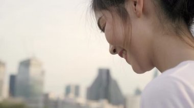 Yön için Smartphone kullanarak ve konumu harita üzerinde şehir şehir Caddesi'nde, beraber seyahat seyir neşeli Asya Turizm blogger kadın. Yaşam tarzı sırt çantası turizm seyahat tatil kavramı.