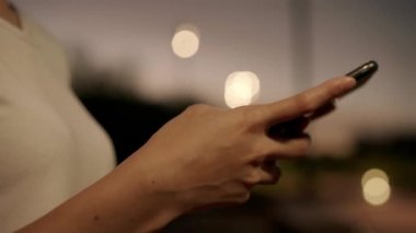 Gece şehir şehir, sokakta yürürken smartphone vasıl dokunmatik ekran teknolojisi kullanan neşeli Asya Turizm blogger kadın. Yaşam tarzı sırt çantası turizm seyahat tatil kavramı.