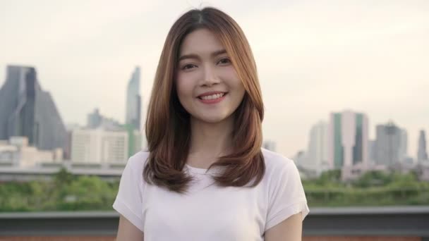 Cheerful Beautiful Young Asian Woman Feeling Happy Smiling Camera While — Stock Video