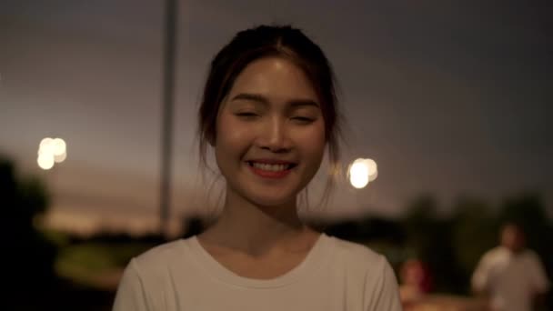 Sokakta Şehir Merkezinde City Gece Seyahat Ederken Kameraya Gülümseyen Mutlu — Stok video