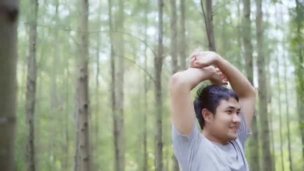 Sağlıklı Yakışıklı Genç Asyalı Sporcu Adam Isınma Germe Kollarını Orman — Stok video