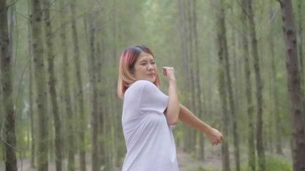 Gesunde Schöne Junge Asiatische Sportlerin Sportkleidung Die Beine Wärmt Und — Stockvideo