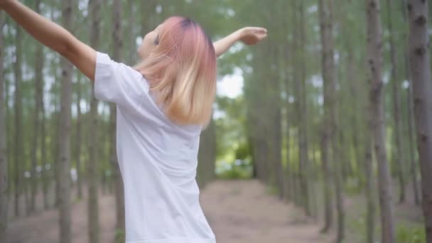 Gesunde Schöne Junge Asiatische Sportlerin Sportkleidung Die Beine Wärmt Und — Stockvideo