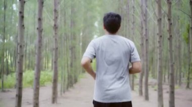 Sağlıklı yakışıklı genç atletik sportif Asya atlet adam çalıştıran ve orman iz koşu giyim spor. Yaşam tarzı uygun ve etkin kadınlar orman kavramında egzersiz.