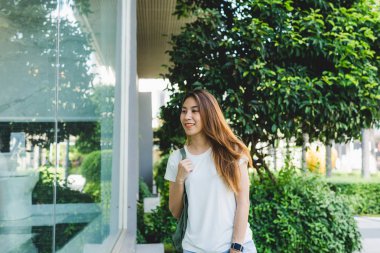 Bangkok, Tayland seyahat traveler backpacker Asyalı kadın. Mutlu genç kadın harcama inanılmaz landmark gezisi tatil ve geleneksel şehirde onun yolculuk keyfini çıkarın.