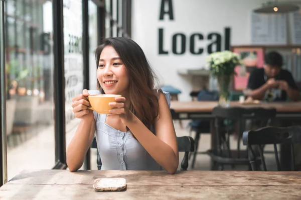 Alegre Asiático Jovem Mulher Bebendo Café Quente Chá Apreciando Enquanto — Fotografia de Stock