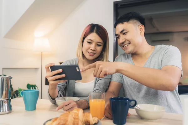 Atraente Jovem Casal Asiático Distraído Mesa Com Jornal Telefone Celular — Fotografia de Stock