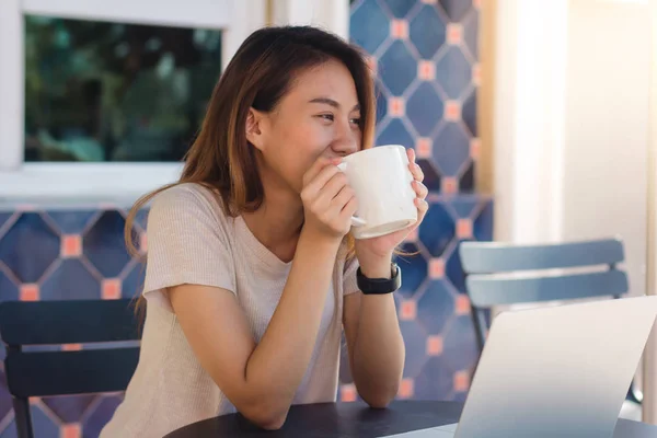 Gönderen Posta Üstünde Laptop Çalışma Kafede Otururken Kahve Içme Akıllı — Stok fotoğraf