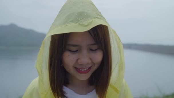 Jovem Mulher Asiática Sentindo Feliz Jogando Chuva Enquanto Vestindo Capa — Vídeo de Stock