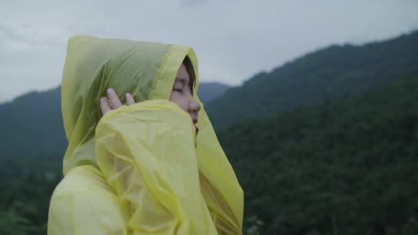 Mujer Asiática Joven Sintiéndose Feliz Jugando Lluvia Mientras Usa Impermeable — Vídeos de Stock