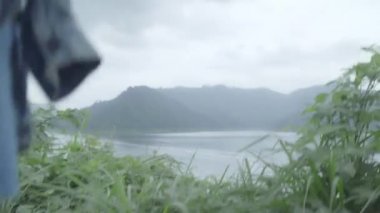 Yağmurlu günde göl yakınındaki ormanda yürüyüş macera hissi özgürlük hiking üzerinde bir uzun yürüyüşe çıkan kimse backpacker kadın. Yaşam tarzı kadın seyahat rahatla kavramı. 