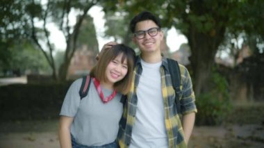 Yavaş hareket - Seyahat Asya çift kamera tatil gezi Tayland at gülümseyen mutlu hissediyor, backpacker tatlı çift geleneksel şehirde inanılmaz Simgesel Yapı, onların yolculuk keyfini çıkarın.