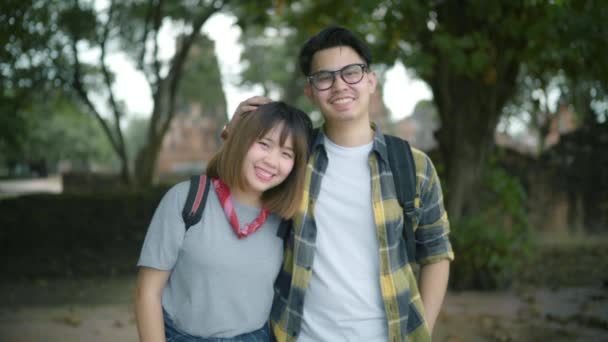 Slow Motion Traveler Asian Couple Feeling Happy Smiling Camera Holiday — Stock Video