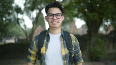 Yavaş hareket - Seyahat Asya dostum kamera tatil gezisi Ayutthaya, Tayland için duygu mutlu gülümseyerek, backpacker erkek zevk yolculuğu geleneksel şehirde inanılmaz Simgesel Yapı.