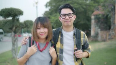 Seyahat Asya çift kamera tatil gezi Tayland at gülümseyen mutlu hissediyor, backpacker tatlı çift geleneksel şehirde inanılmaz Simgesel Yapı, onların yolculuk keyfini çıkarın. Kameraya bakarak portre.