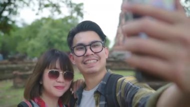 Selfie tatil gezisi Ayutthaya, Tayland, harcama süre alarak smartphone kullanarak seyahat Asya çift çift geleneksel şehirde inanılmaz Simgesel Yapı, onların yolculuk keyfini çıkarın. 