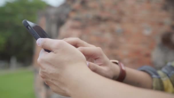 Homem Asiático Viajante Usando Smartphone Verificação Mídia Social Enquanto Relaxa — Vídeo de Stock