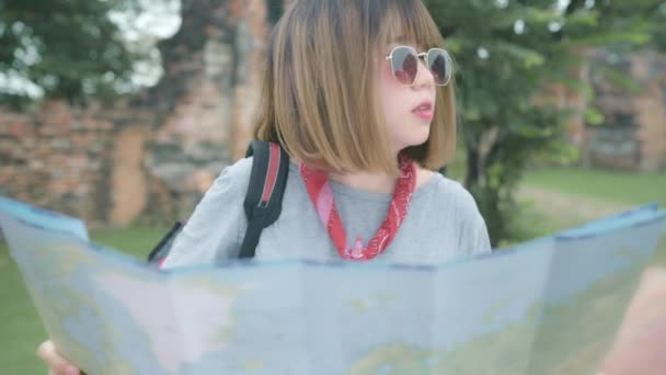 Traveler Asiatisk Kvinna Riktning Och Tittar Platskarta Medan Utgifterna Semesterresa — Stockvideo