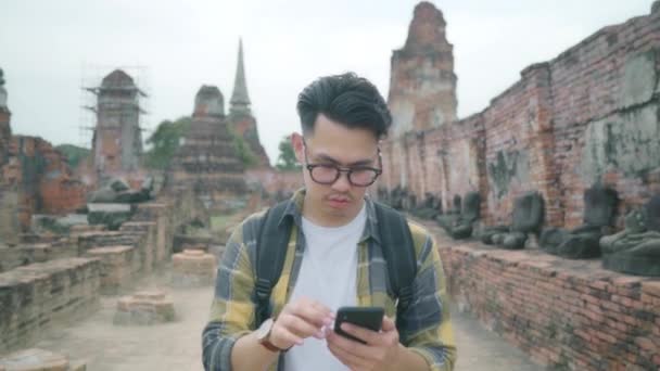 Reisender Asiatischer Mann Mit Smartphone Für Ein Foto Während Der — Stockvideo