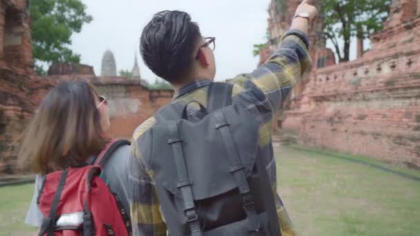 Reisende asiatische Paar verbringen Urlaub in Ayutthaya, Thailand, Backpacker süße Paar genießen ihre Reise an erstaunlichen Wahrzeichen in der traditionellen Stadt. Lifestyle-Reisekonzept für Paare.