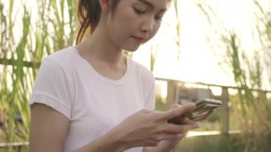 Yön için Smartphone kullanarak ve konumu harita üzerinde şehir şehir Caddesi'nde, beraber seyahat seyir neşeli Asya Turizm blogger kadın. Yaşam tarzı sırt çantası turizm seyahat tatil kavramı.