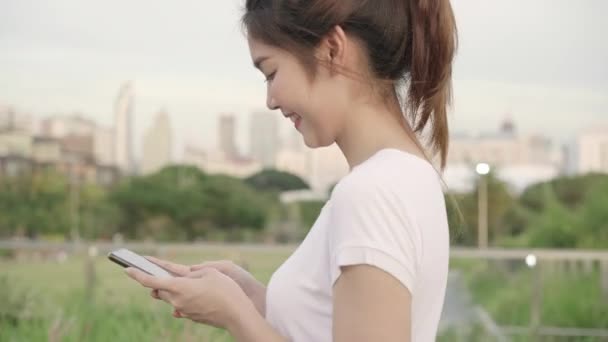 Χαρούμενα Ασίας Τουριστικοί Γυναίκα Blogger Χρησιμοποιώντας Τεχνολογία Αφής Στο Smartphone — Αρχείο Βίντεο