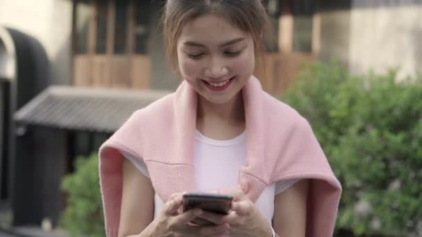 Χαρούμενα Ασίας Backpacker Γυναίκα Blogger Χρησιμοποιώντας Smartphone Για Κατεύθυνση Και — Αρχείο Βίντεο