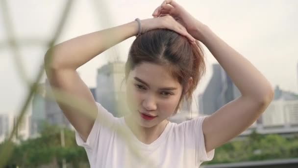 Fröhliche Schöne Junge Asiatische Frau Die Glücklich Lächelnd Die Kamera — Stockvideo