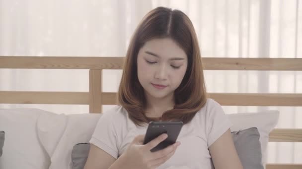 Jeune Femme Asiatique Utilisant Smartphone Tout Couché Sur Lit Après — Video