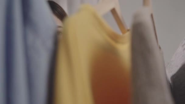 Mooie Aantrekkelijke Jonge Aziatische Vrouw Kiezen Haar Fashion Outfit Kleding — Stockvideo