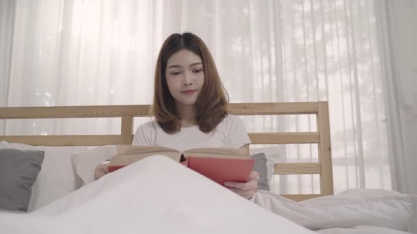 Молодая Азиатская Женщина Читает Книгу Лежа Кровати Женщина Спит После — стоковое видео