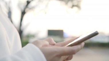Akşam şehir şehir, sokakta yürürken smartphone dokunmatik ekran teknolojisi kullanan neşeli Asya Turizm blogger kadın. Yaşam tarzı sırt çantası turizm seyahat tatil kavramı.