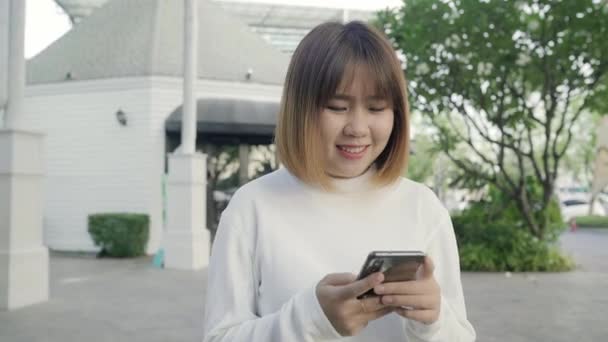 Joyeux Asiatique Blogueuse Touristique Femme Utilisant Technologie Écran Tactile Smartphone — Video