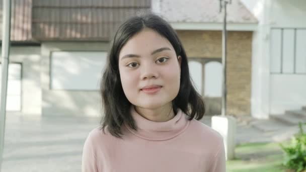 Joyeux Belle Jeune Femme Asiatique Sentant Heureux Souriant Caméra Tout — Video