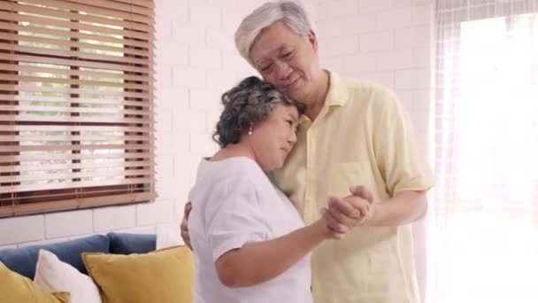 Asiática Pareja Ancianos Bailando Juntos Mientras Escuchan Música Sala Estar — Vídeo de stock