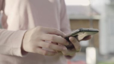 Akşam şehir şehir, sokakta yürürken smartphone dokunmatik ekran teknolojisi kullanan neşeli Asya Turizm blogger kadın. Yaşam tarzı sırt çantası turizm seyahat tatil kavramı.