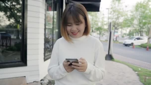 Vidám Ázsiai Turisztikai Blogger Smartphone Touchscreen Technológia Segítségével Este Utcán — Stock videók
