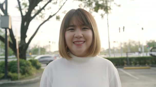 Alegre Hermosa Mujer Asiática Joven Sintiéndose Feliz Sonriendo Cámara Mientras — Vídeos de Stock